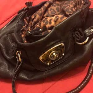 B Makowsky black leather bag w/ magnetic closure.